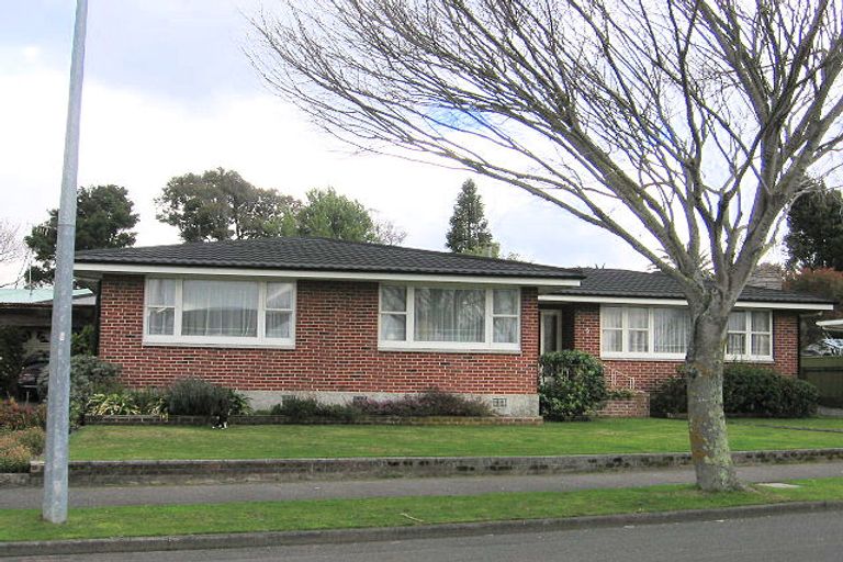 Photo of property in 6 Churchill Avenue, Hokowhitu, Palmerston North, 4410