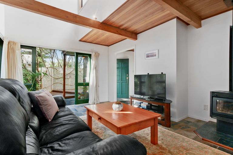 Photo of property in 1048 Scenic Drive North, Swanson, Auckland, 0816