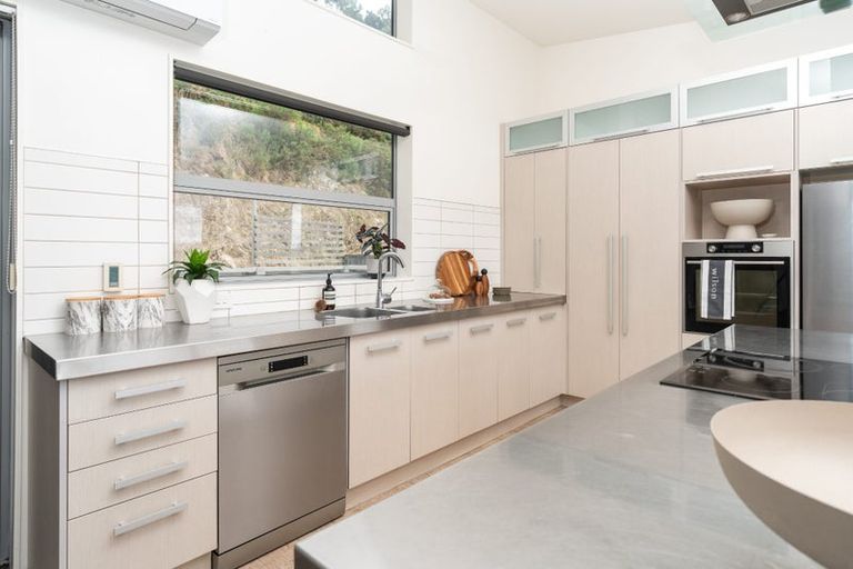 Photo of property in 58 Tiketike Way, Brooklyn, Wellington, 6021