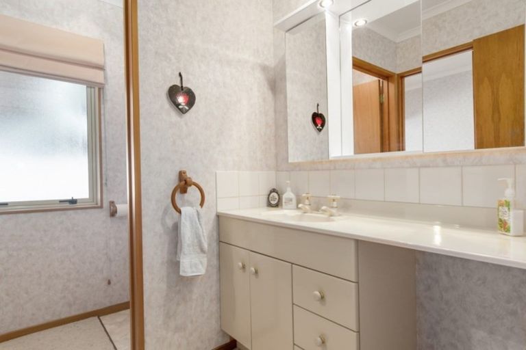 Photo of property in 17 Pampas Grove, Welcome Bay, Tauranga, 3112