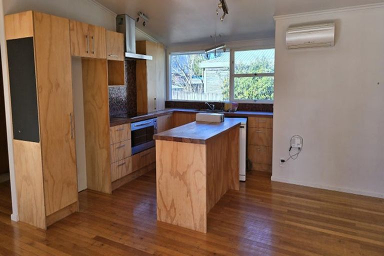 Photo of property in 27 Graham Avenue, Te Atatu Peninsula, Auckland, 0610