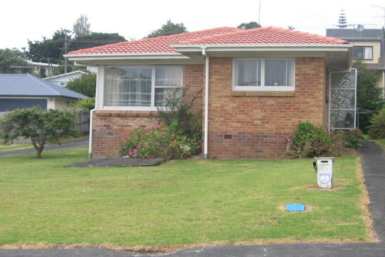 Photo of property in 2/8 Wykeham Place, Glenfield, Auckland, 0629