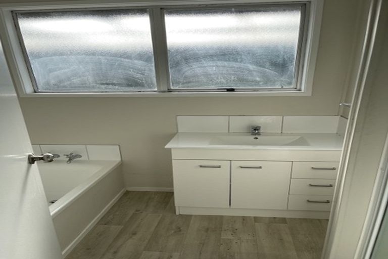 Photo of property in 70 Hyperion Drive, Randwick Park, Auckland, 2105