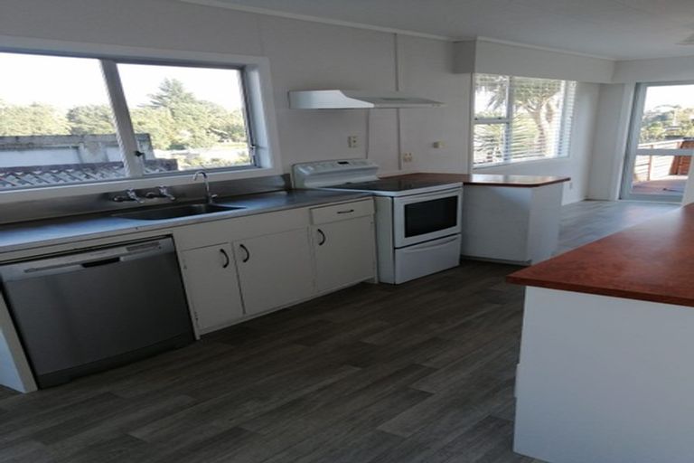 Photo of property in 5 Poharama Place, Marfell, New Plymouth, 4310