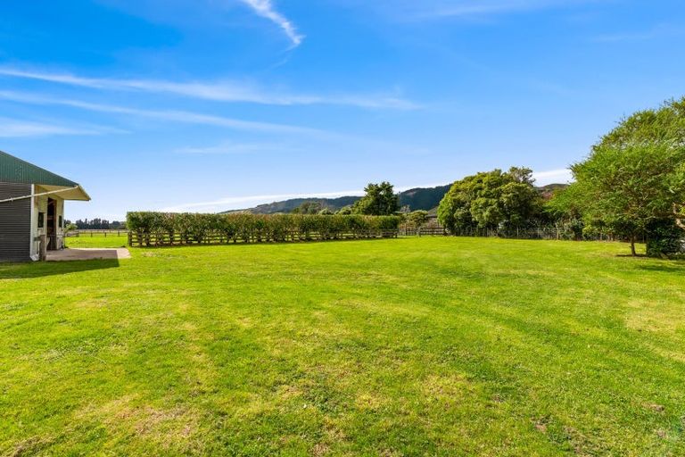 Photo of property in 435 Tararua Road, Levin, 5571