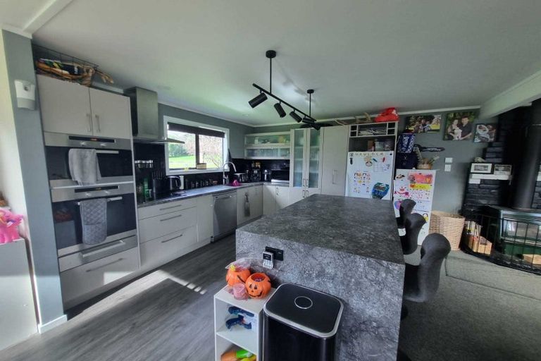 Photo of property in 473 Tararua Road, Levin, 5571