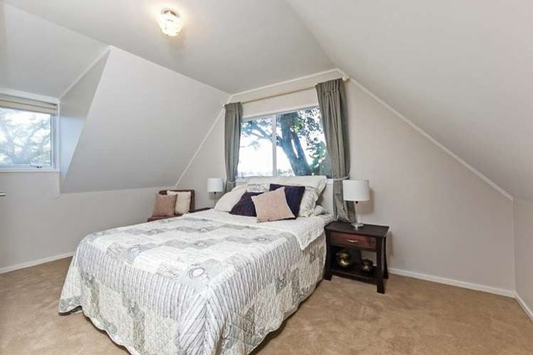 Photo of property in 2 Caspian Close, New Lynn, Auckland, 0600