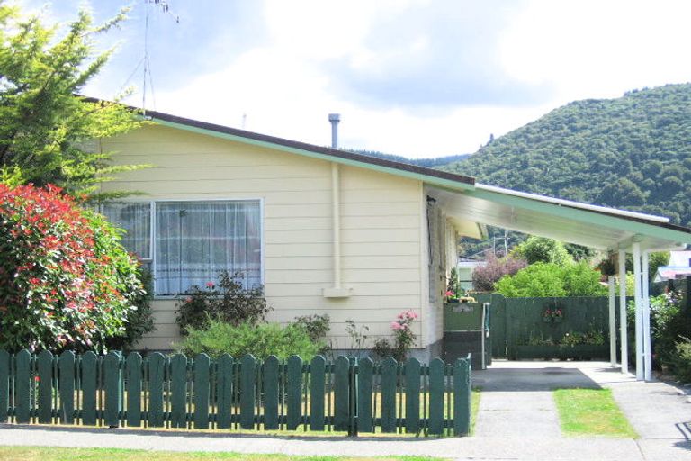 Photo of property in 2/4 Crystal Grove, Birchville, Upper Hutt, 5018