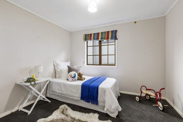 Photo of property in 15 Victory Crescent, Tawa, Wellington, 5028