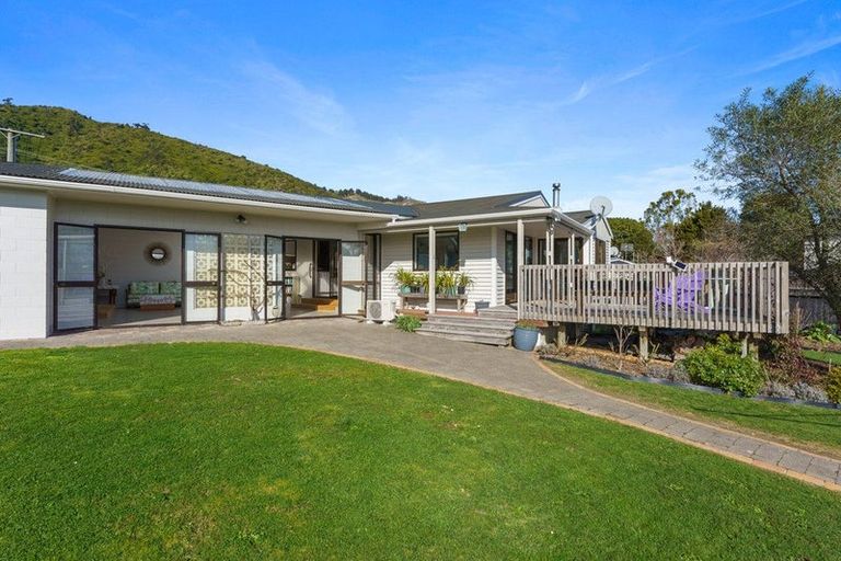 Photo of property in 10 Winara Avenue, Waikanae, 5036