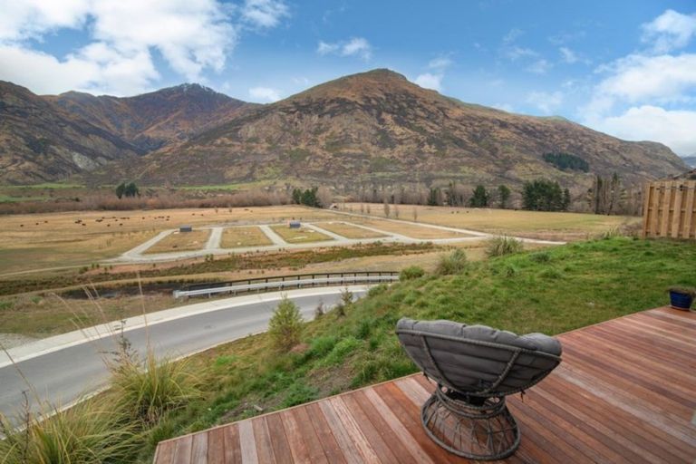 Photo of property in 28 Hayes Creek Road, Lake Hayes Estate, Queenstown, 9304