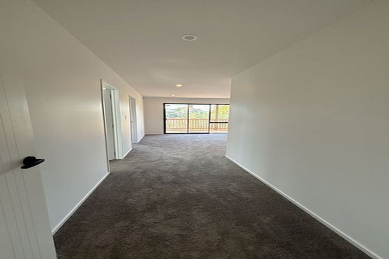 Photo of property in 5 Prevost Lane, Oteha, Auckland, 0632