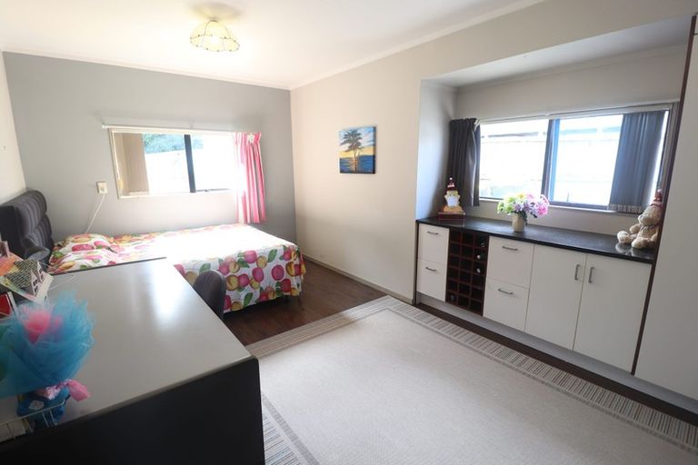 Photo of property in 2/99 Ocean View Road, Hillcrest, Auckland, 0627