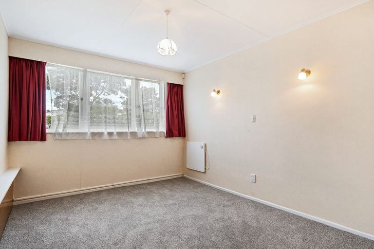 Photo of property in 22 Pokohiwi Road, Normandale, Lower Hutt, 5010