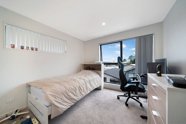 Photo of property in 8/105 Hobsonville Road, West Harbour, Auckland, 0618