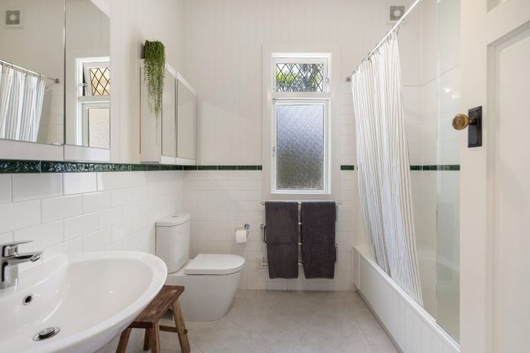 Photo of property in 19 Maritime Terrace, Birkenhead, Auckland, 0626