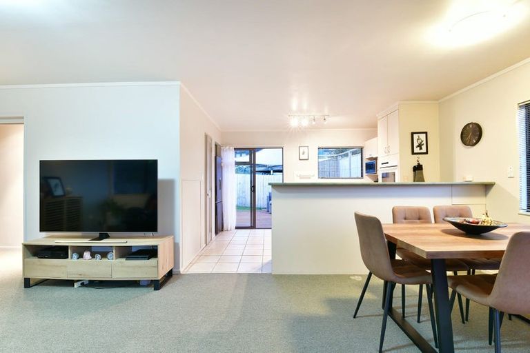 Photo of property in 15b Pacific Parade, Army Bay, Whangaparaoa, 0930