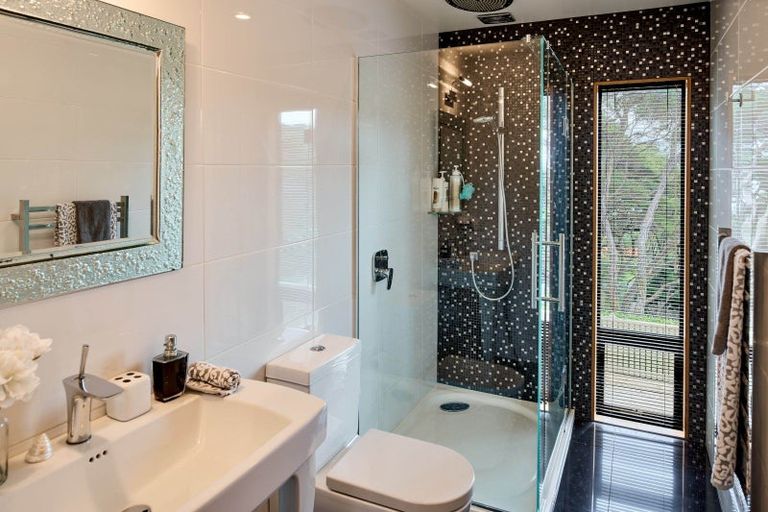 Photo of property in 9 Whiorau Grove, Lowry Bay, Lower Hutt, 5013