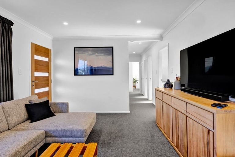 Photo of property in 25 Simons Street, Moturoa, New Plymouth, 4310