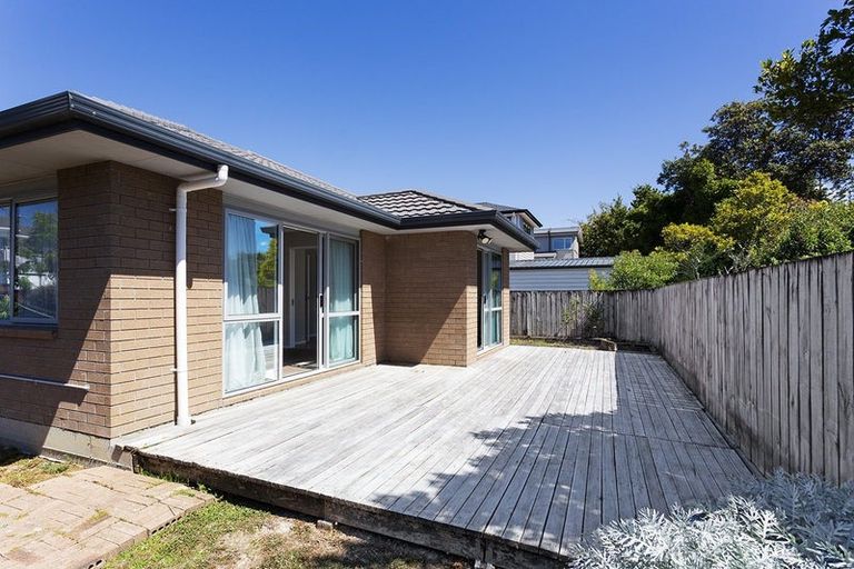 Photo of property in 11a Barron Drive, Green Bay, Auckland, 0604