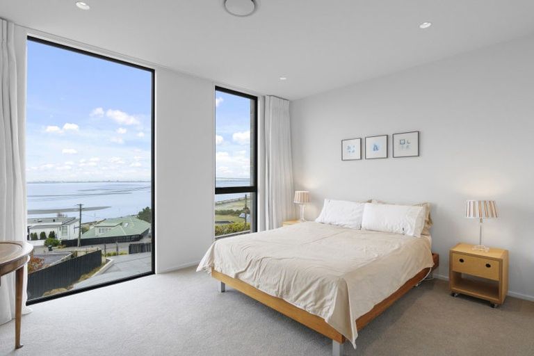 Photo of property in 32 Mount Pleasant Road, Mount Pleasant, Christchurch, 8081