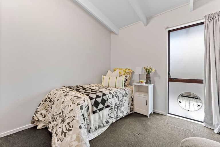 Photo of property in 2/19 Seaview Road, Glenfield, Auckland, 0629