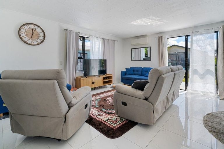 Photo of property in 2/18 Kennington Drive, Clendon Park, Auckland, 2103