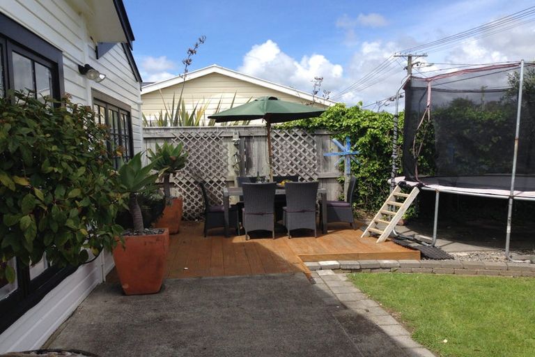 Photo of property in 27 Rauparaha Street, Waikanae Beach, Waikanae, 5036