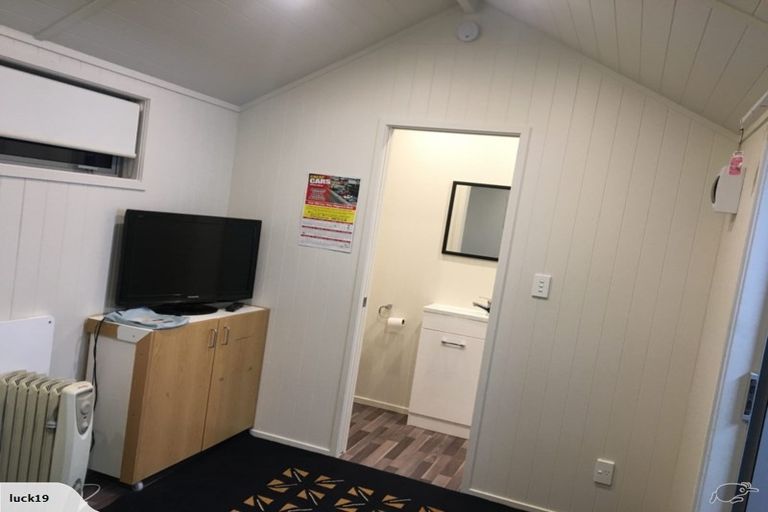 Photo of property in 28 Golf Road, New Lynn, Auckland, 0600