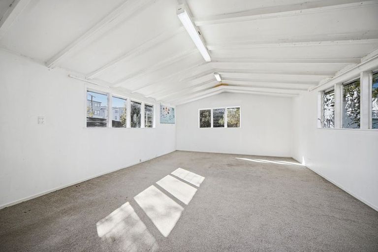 Photo of property in 194 Chivalry Road, Glenfield, Auckland, 0629