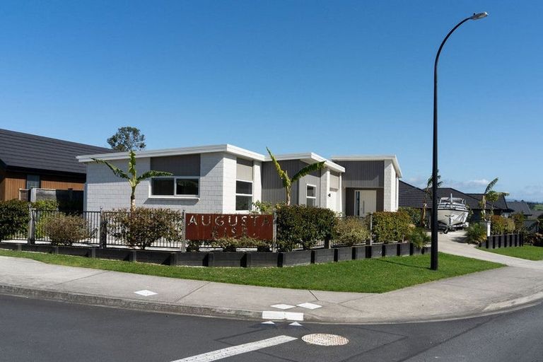 Photo of property in 27 Kayelene Place, Omokoroa, 3114