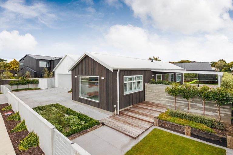 Photo of property in 48 Memorial Drive, Hokowhitu, Palmerston North, 4410