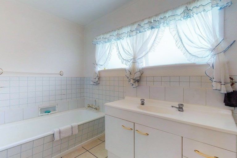 Photo of property in 1 Byrd Street, Levin, 5510