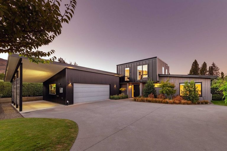 Photo of property in 5 Jessies Crescent, Wanaka, 9305