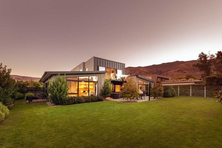 Photo of property in 5 Jessies Crescent, Wanaka, 9305