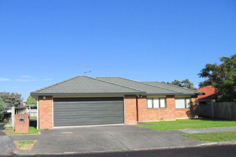 Photo of property in 14 Gillett Place, Botany Downs, Auckland, 2014