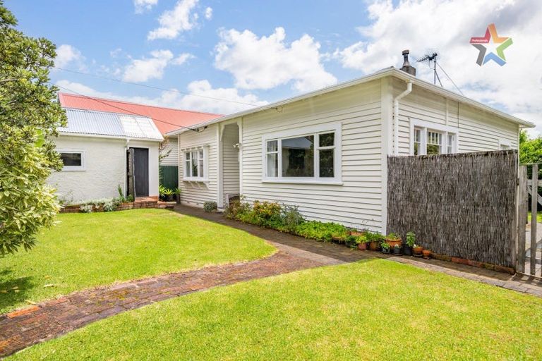 Photo of property in 2 Puriri Street, Eastbourne, Lower Hutt, 5013