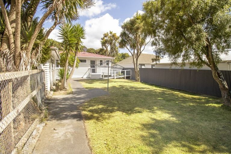 Photo of property in 25 Lees Grove, Wainuiomata, Lower Hutt, 5014