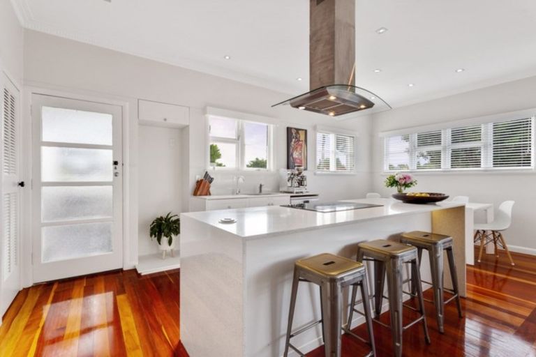 Photo of property in 15 Eversleigh Road, Belmont, Auckland, 0622