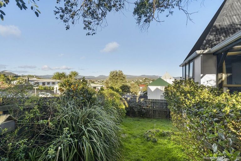 Photo of property in 142 Akaroa Drive, Maupuia, Wellington, 6022