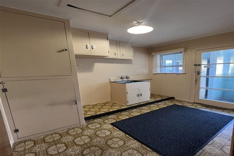 Photo of property in 1 Rewarewa Road, Te Atatu Peninsula, Auckland, 0610