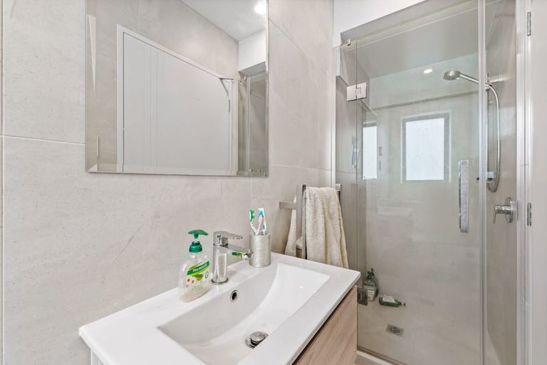 Photo of property in 6/107 Hobsonville Road, West Harbour, Auckland, 0618