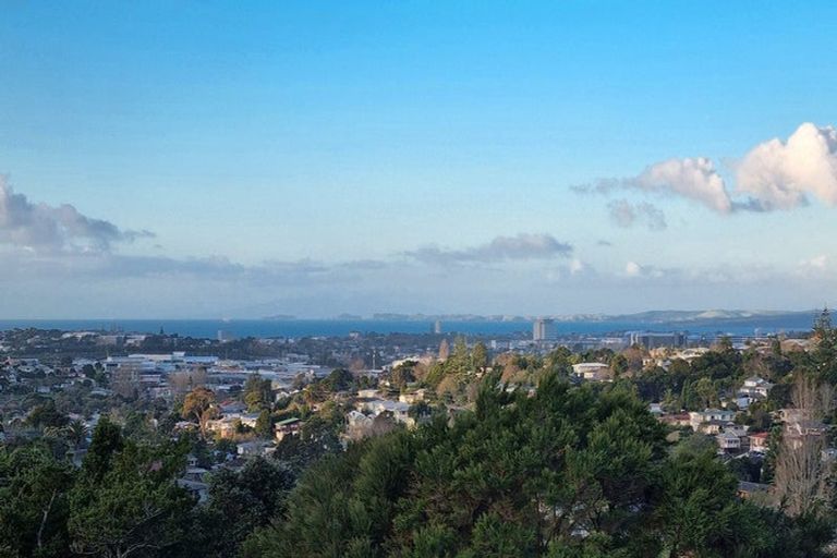 Photo of property in 315 Glenfield Road, Glenfield, Auckland, 0629