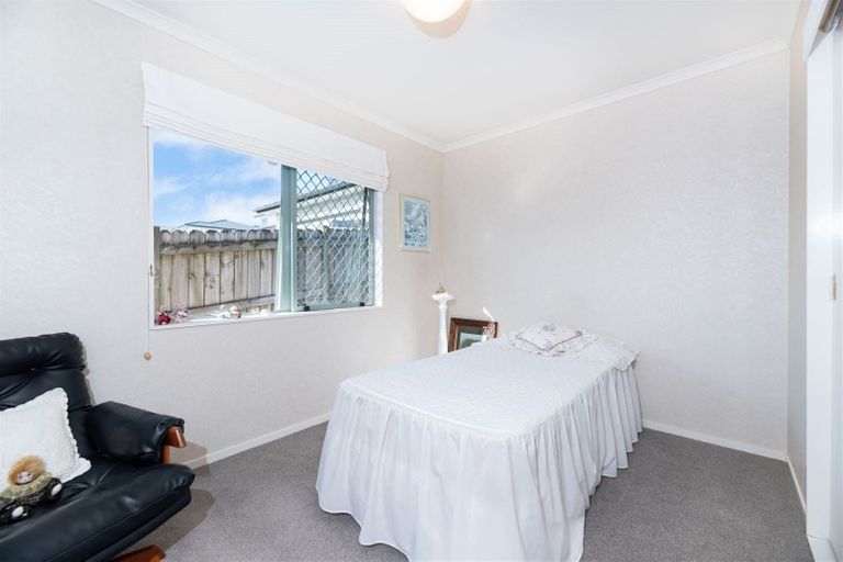 Photo of property in 8 Ryehill Close, New Lynn, Auckland, 0600