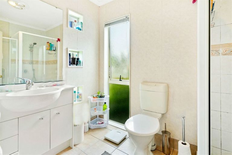 Photo of property in 15 Huntaway Lane, Te Atatu Peninsula, Auckland, 0610