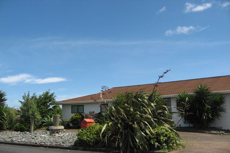 Photo of property in 2 Crispe Road, Clarks Beach, 2122