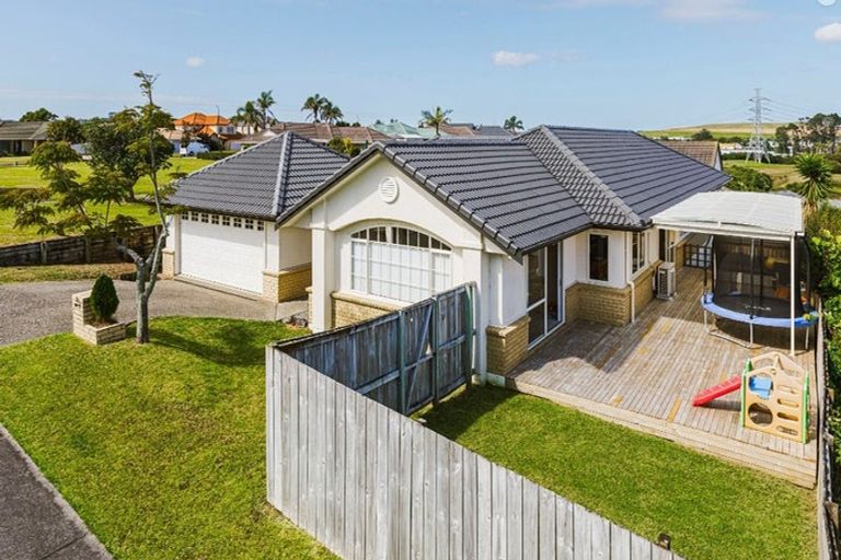 Photo of property in 24 Corta Bella Place, Golflands, Auckland, 2013