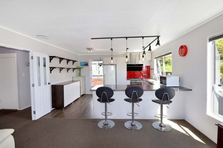 Photo of property in 3 Fernhaven Grove, Newlands, Wellington, 6037