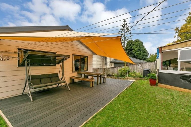 Photo of property in 2/21 Tahu Crescent, Sunnynook, Auckland, 0620