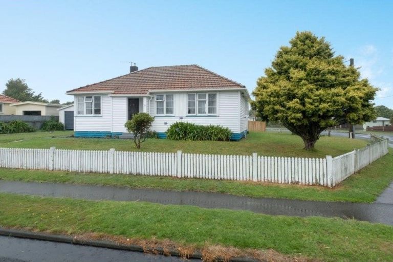 Photo of property in 2 Waihi Road, Hawera, 4610